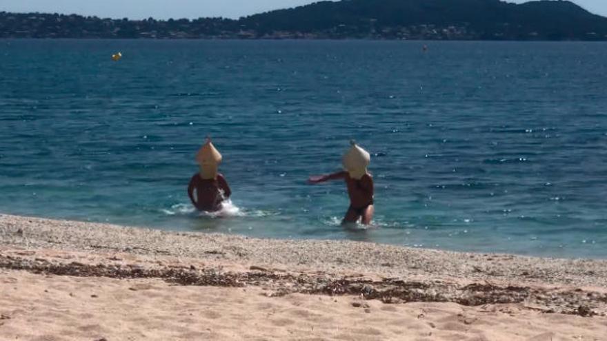 Dos hombres simulan ser boyas para saltarse la prohibición de ir a la playa