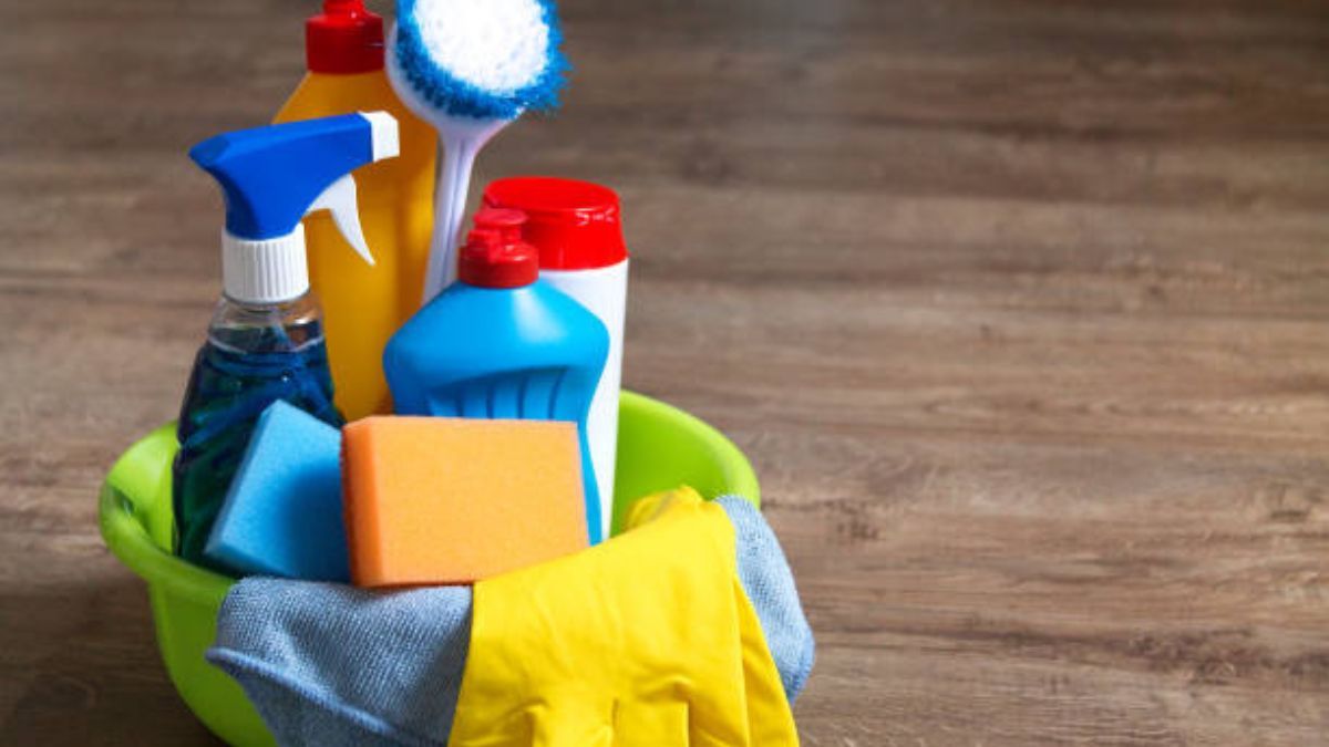 Estos son los productos de limpieza más tóxicos y peligrosos, según la OCU