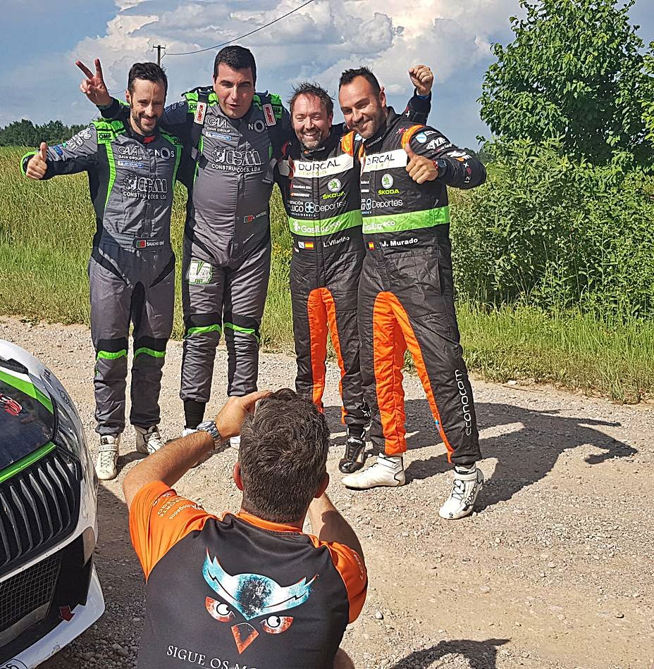 Celebración de Luis y Jose tras finalizar el último tramo del rally, compartida con los portugueses Aloísio Monteiro y Eiró Sáncho.