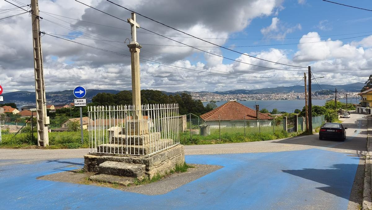Estado del Cruceiro de Fazáns, este lunes, con el azul del camino escolar en el entorno.