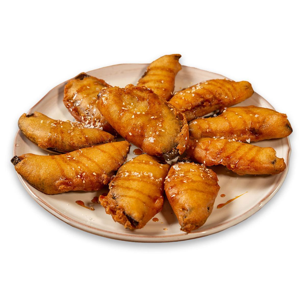 Berenjenas califales rebozadas con reducción de vino dulce Pedro Ximénez y ajonjolí, uno de los platos clásicos de Bodegas Mezquita.