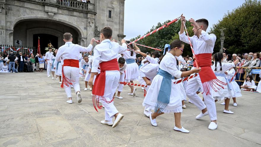 La procesión de San Miguel y la Danza das Espadas atraen a cientos de personas a Marín