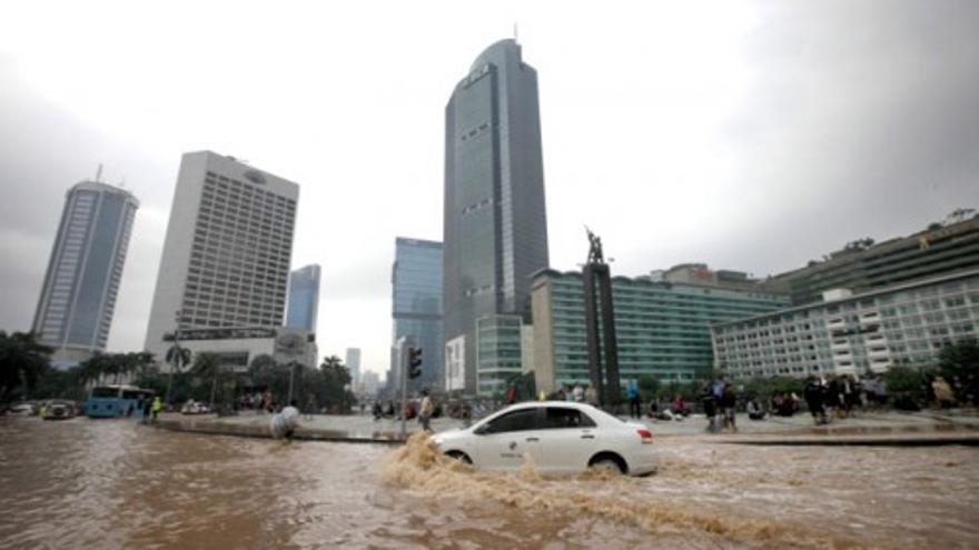 Caos en Yakarta por inundaciones