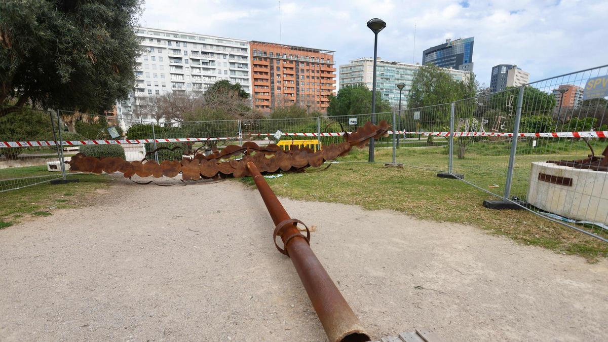 El fuerte viento hace caer una escultura de 14 metros en el jardín del Turia