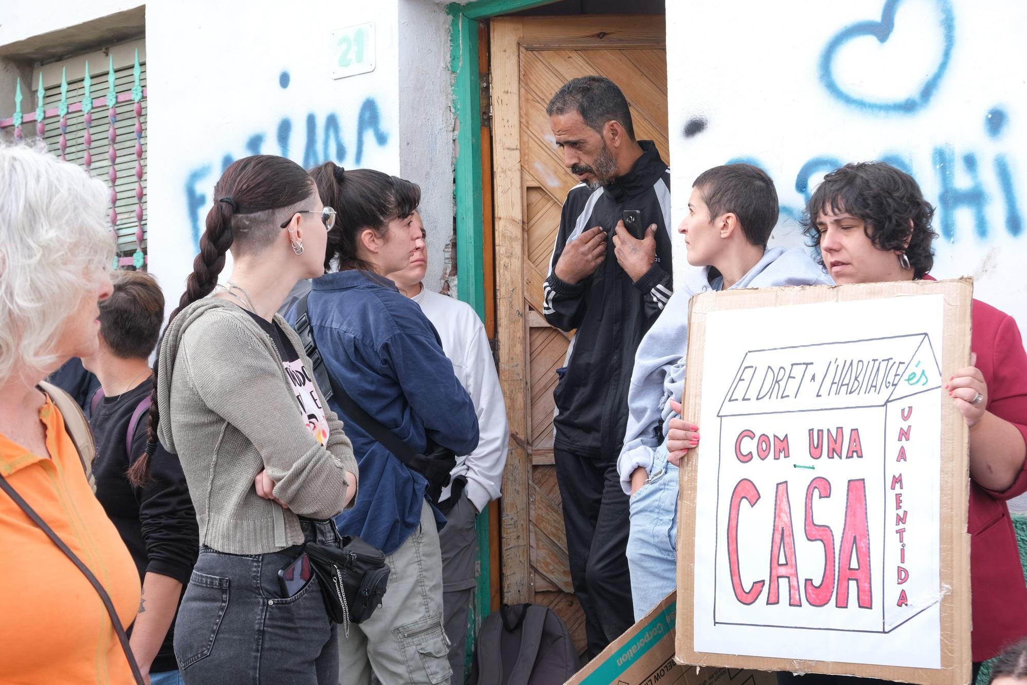 Frenan el desahucio de un hombre con cuatro hijos en Alicante