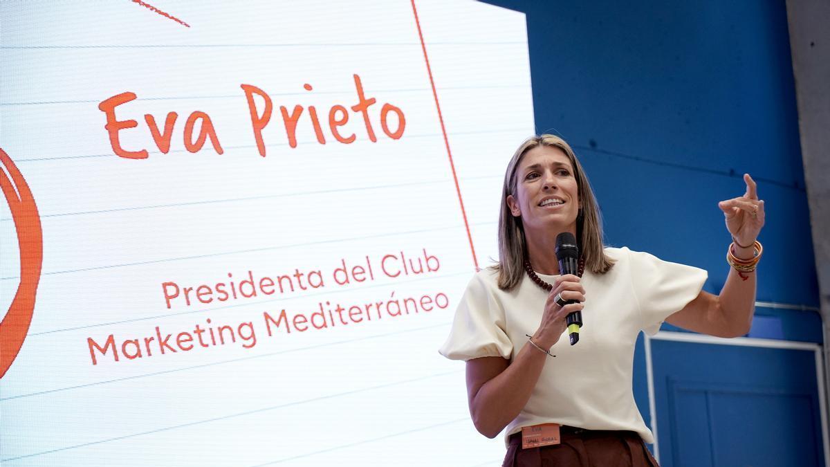 Eva Prieto, presidenta del Club de Marketing del Mediterráneo (CMM), durante la bienvenida al acto.