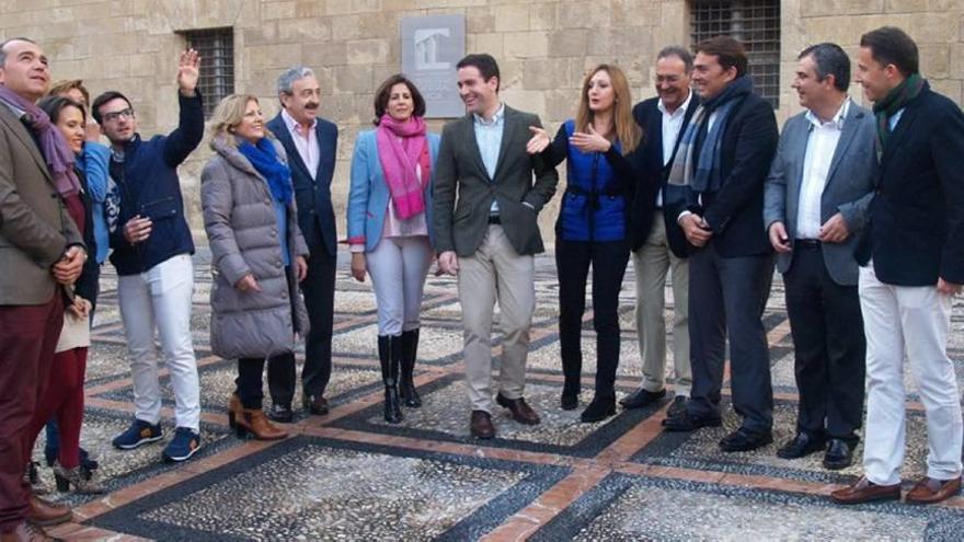 Los candidatos del PP al Congreso y al Senado, ayer en la plaza de la Cryz de Murcia.