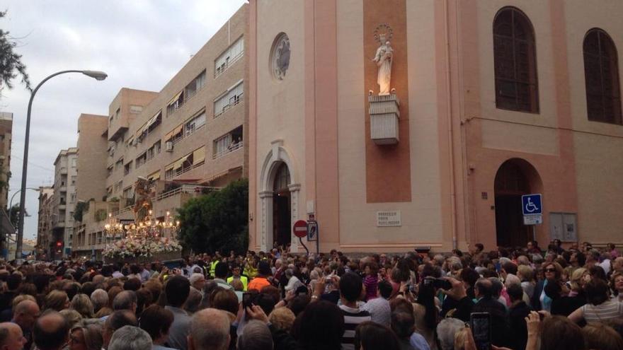 Un momento de la salida de la imagen de la Virgen de la iglesia