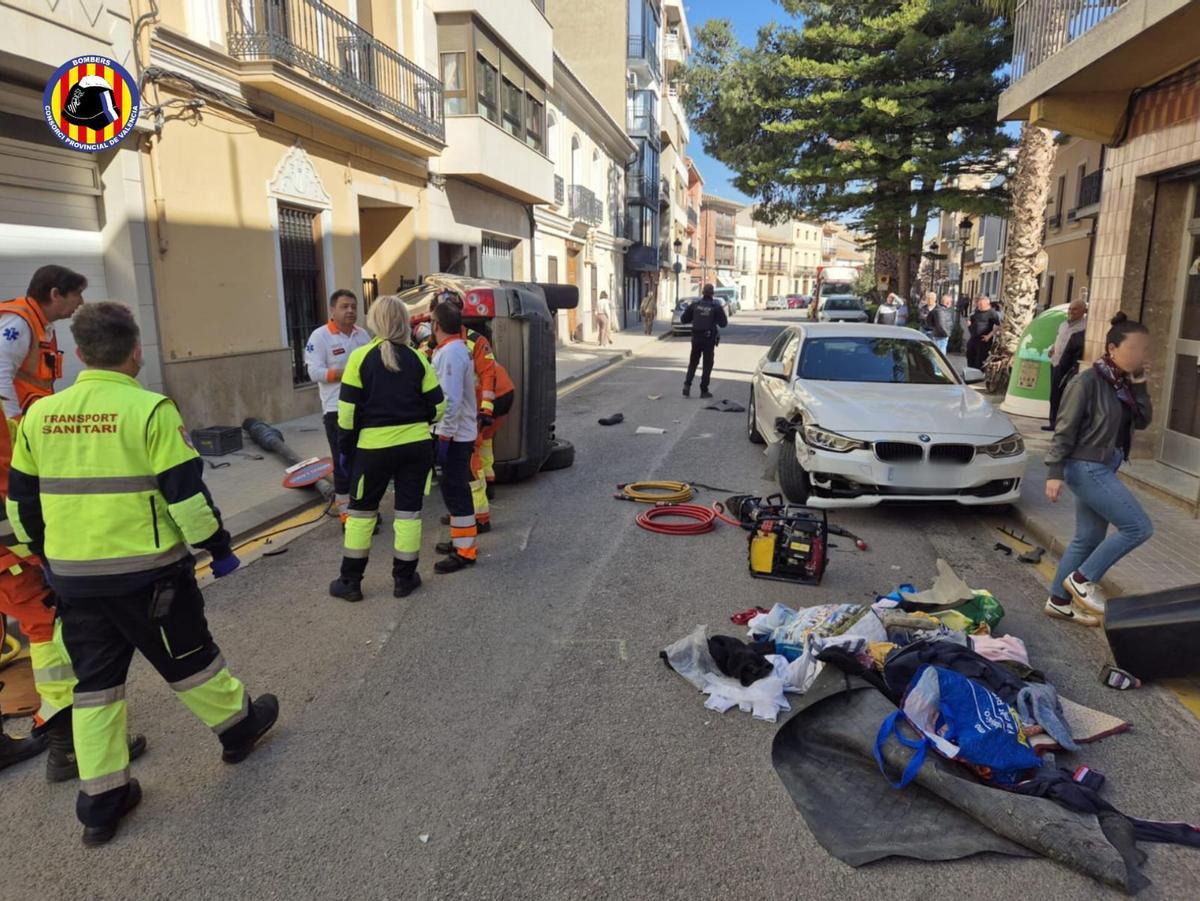 La conductora ha quedado atrapada y ha sido excarcelada por los bomberos.