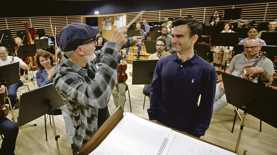 Vaudí coge la batuta ante la mirada de Jon Malaxetxebarria durante el ensayo de la orquesta.