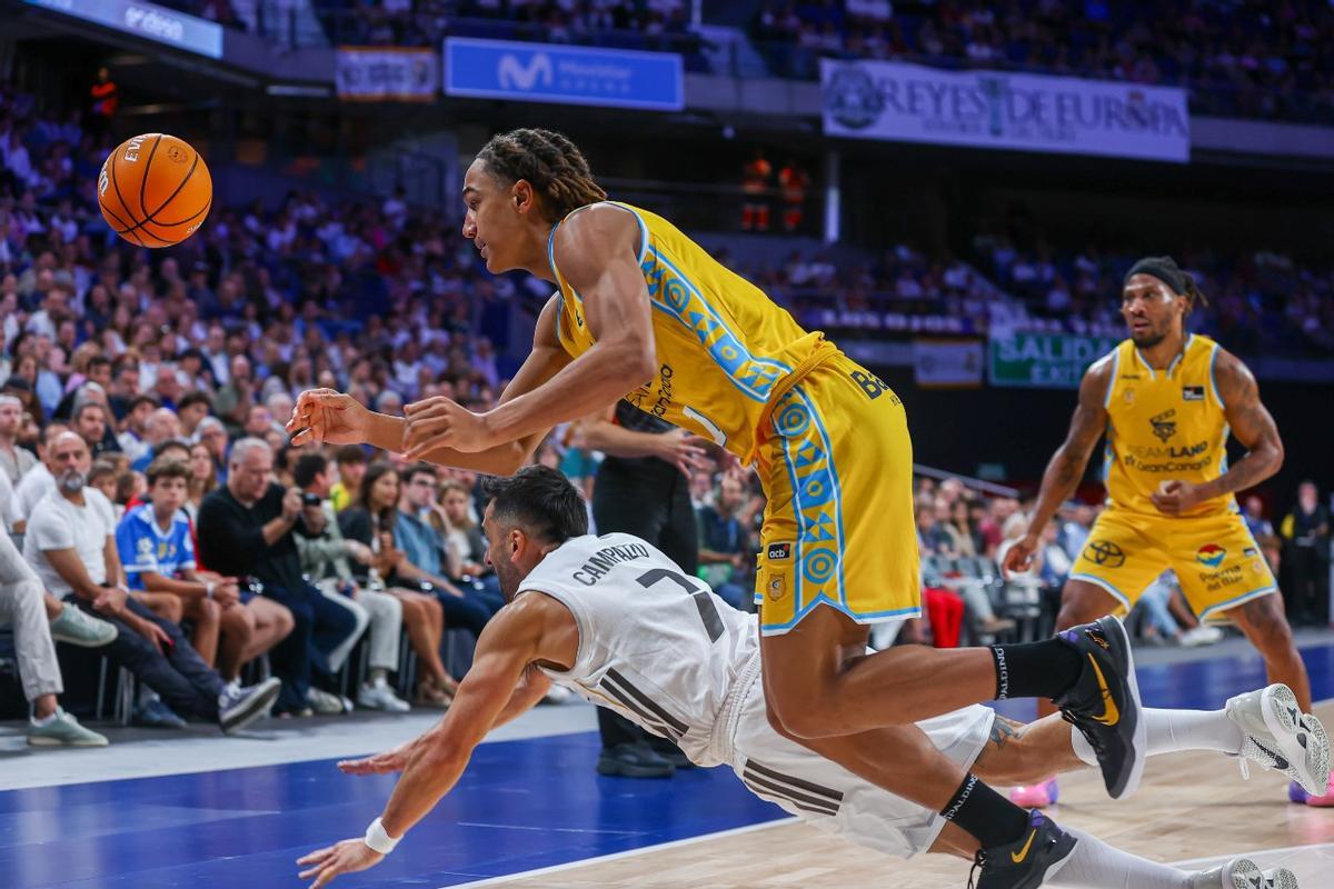 Maniema pugna por un balón con el Facu Campazzo, ayer en el Movistar Arena.