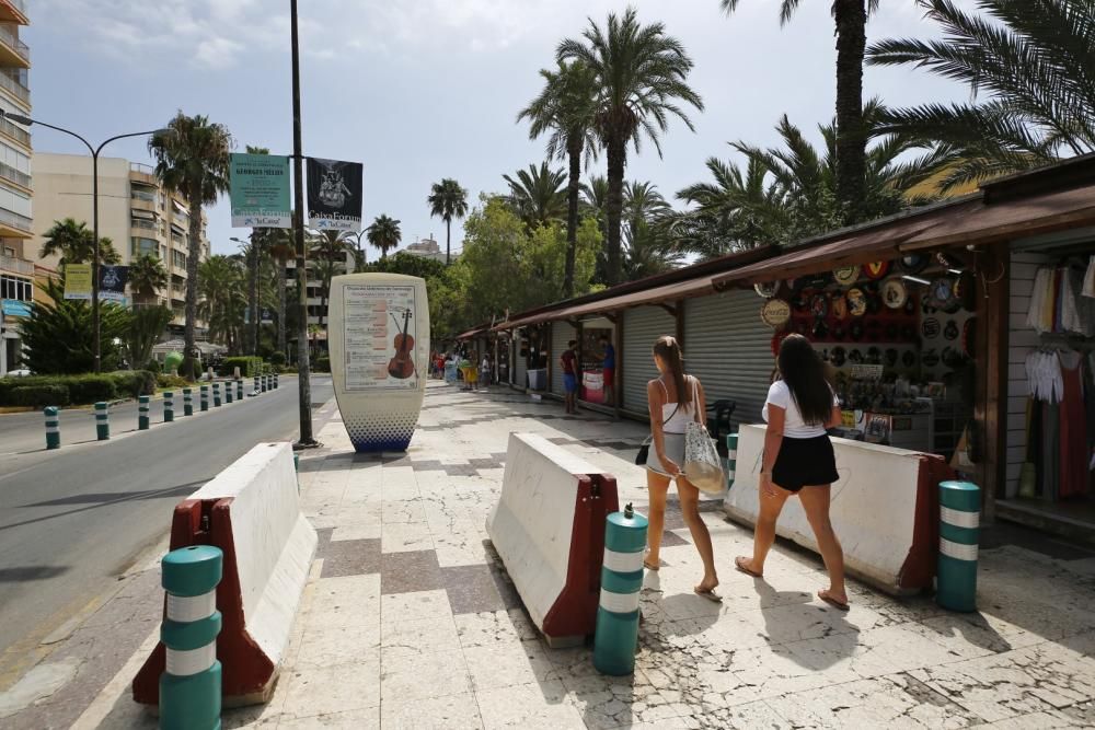 Actuales bloques de hormigón que serán sustituidos por 22 maceteros "barrera" en los paseos de Torrevieja