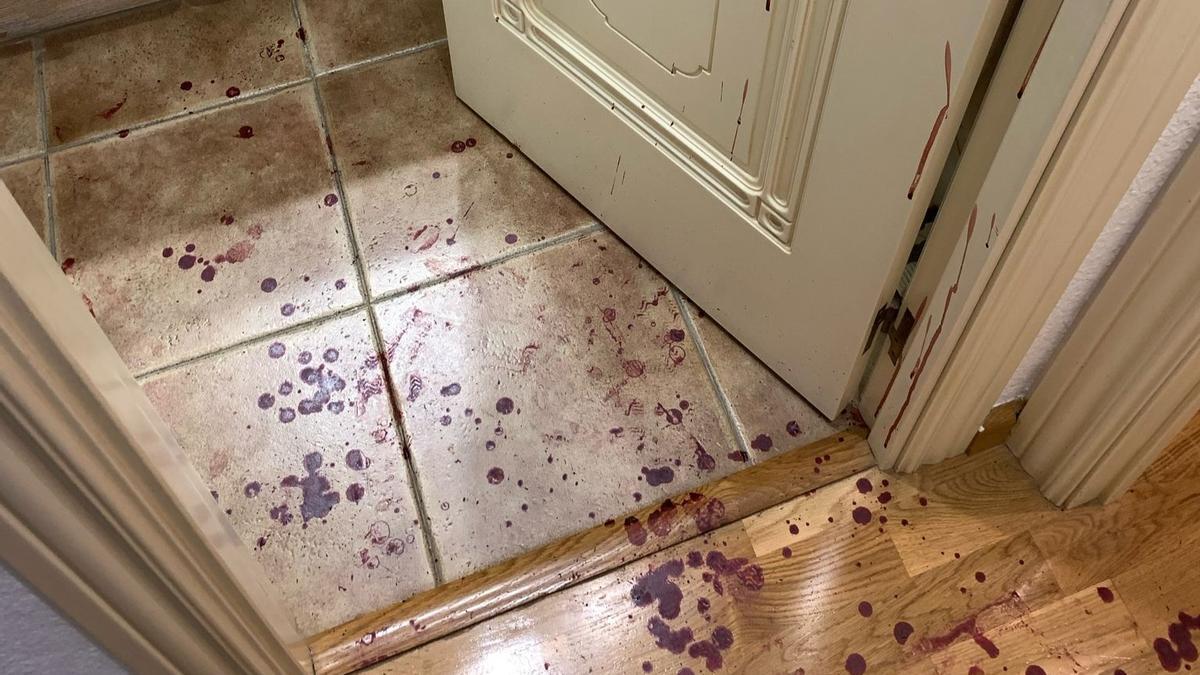 Rastro de sangre en el piso de Ana y Ramón tras el intento de atraco que sufrieron esta semana, en Barcelona.