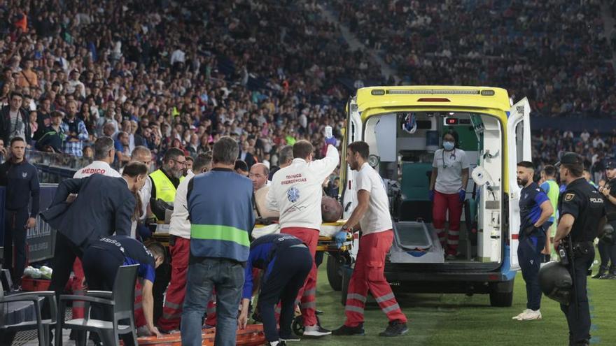 Estable el hombre asistido en el partido entre el Levante y el Ibiza