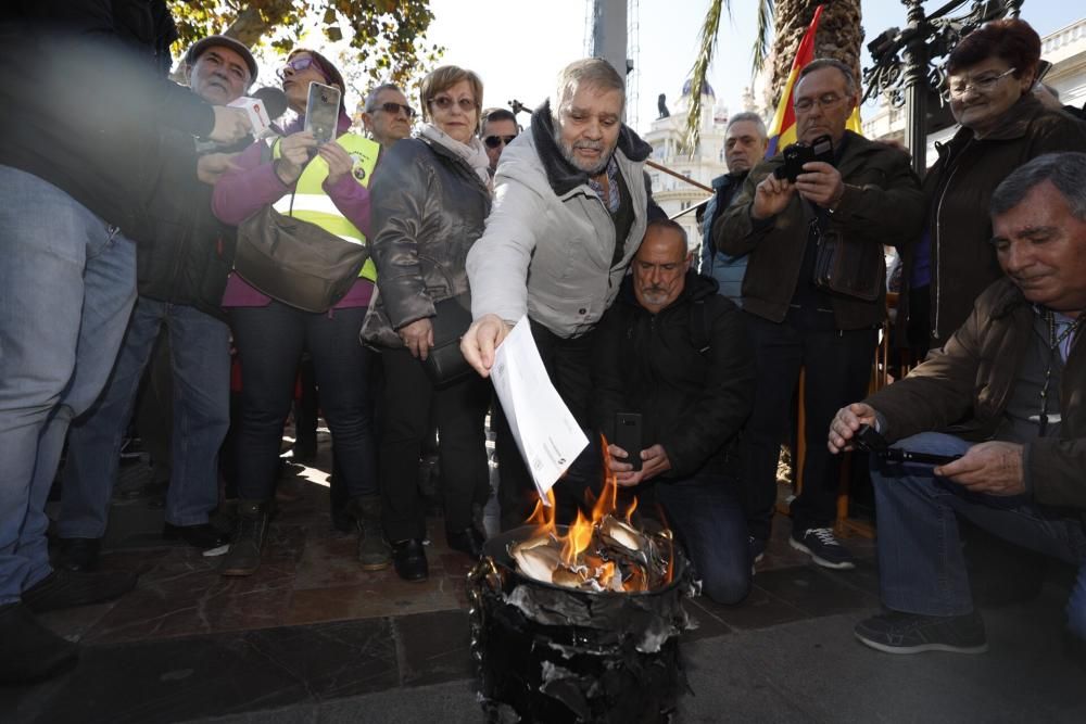 Protesta de jubilados en València: queman cartas de la subida de su pensión