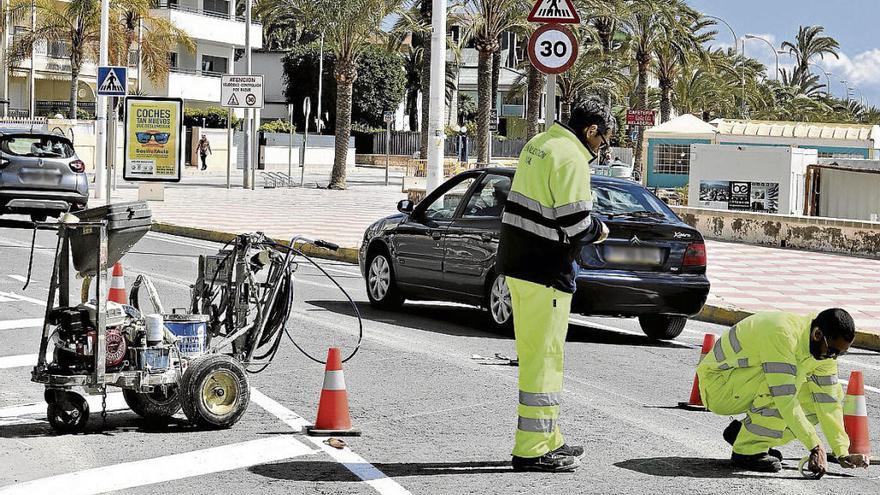 Los operadores cierran el acceso a una curva para reducir el ángulo del carril.