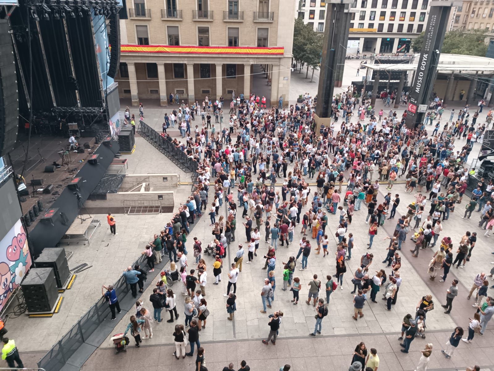 Zaragoza ha detenido las Fiestas del Pilar cinco minutos en repulsa por la agresión sexista