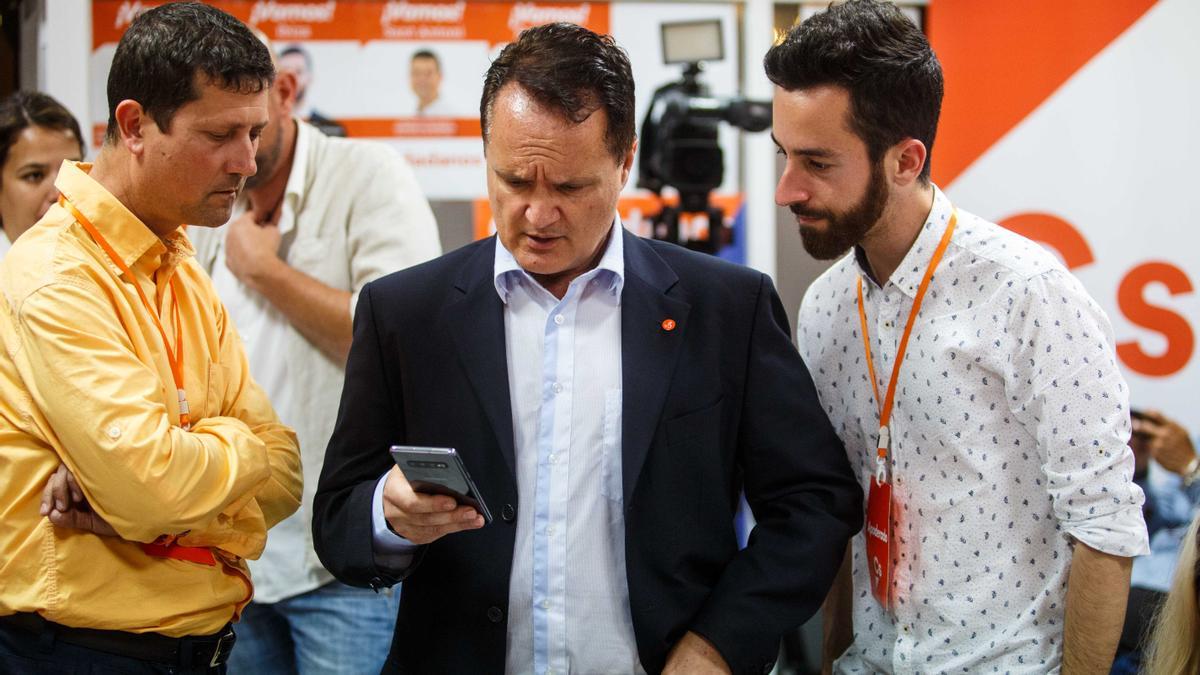 José Ramón Martín, Maxo Benalal y Javier Torres siguen el escrutinio la noche electoral del 26 de mayo de 2019.