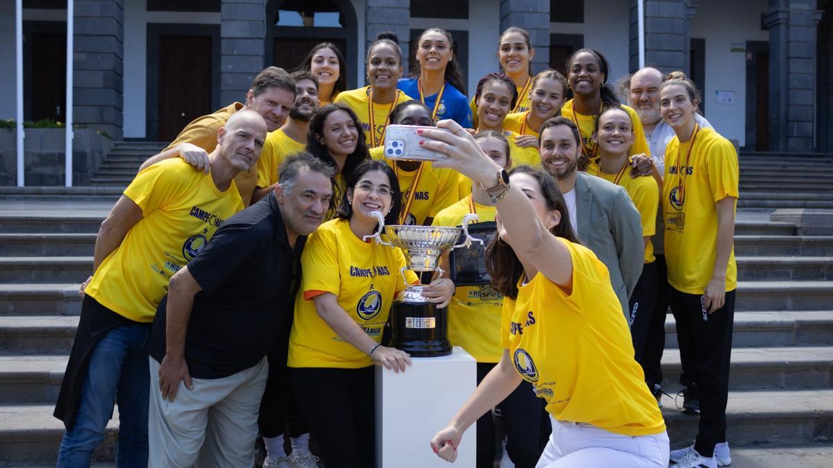 La concejala Clara Campoamor realiza el tradicional ‘selfie’ con las jugadoras del Olímpico y la alcaldesa, Carolina Darias.