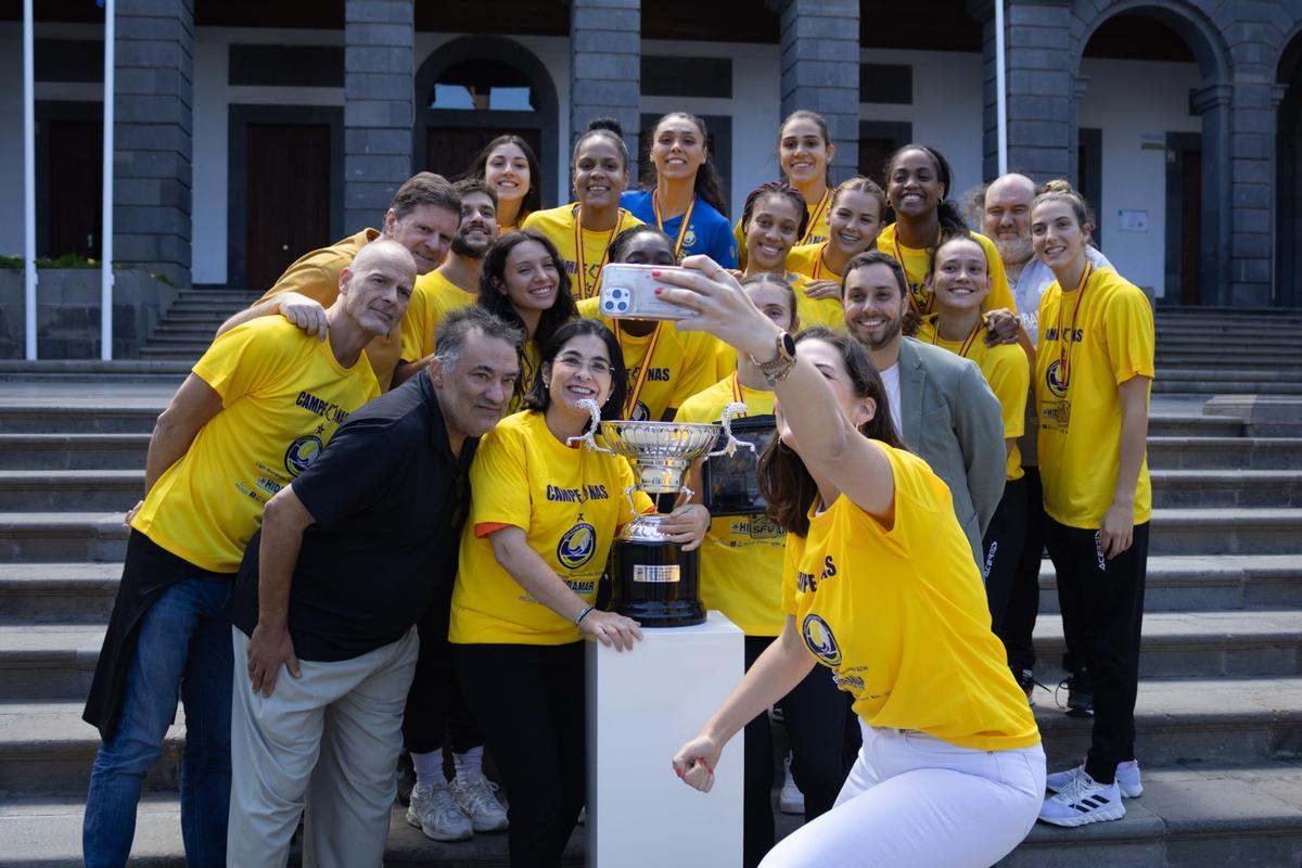 La concejala Clara Campoamor realiza el tradicional ‘selfie’ con las jugadoras del Olímpico y la alcaldesa, Carolina Darias.