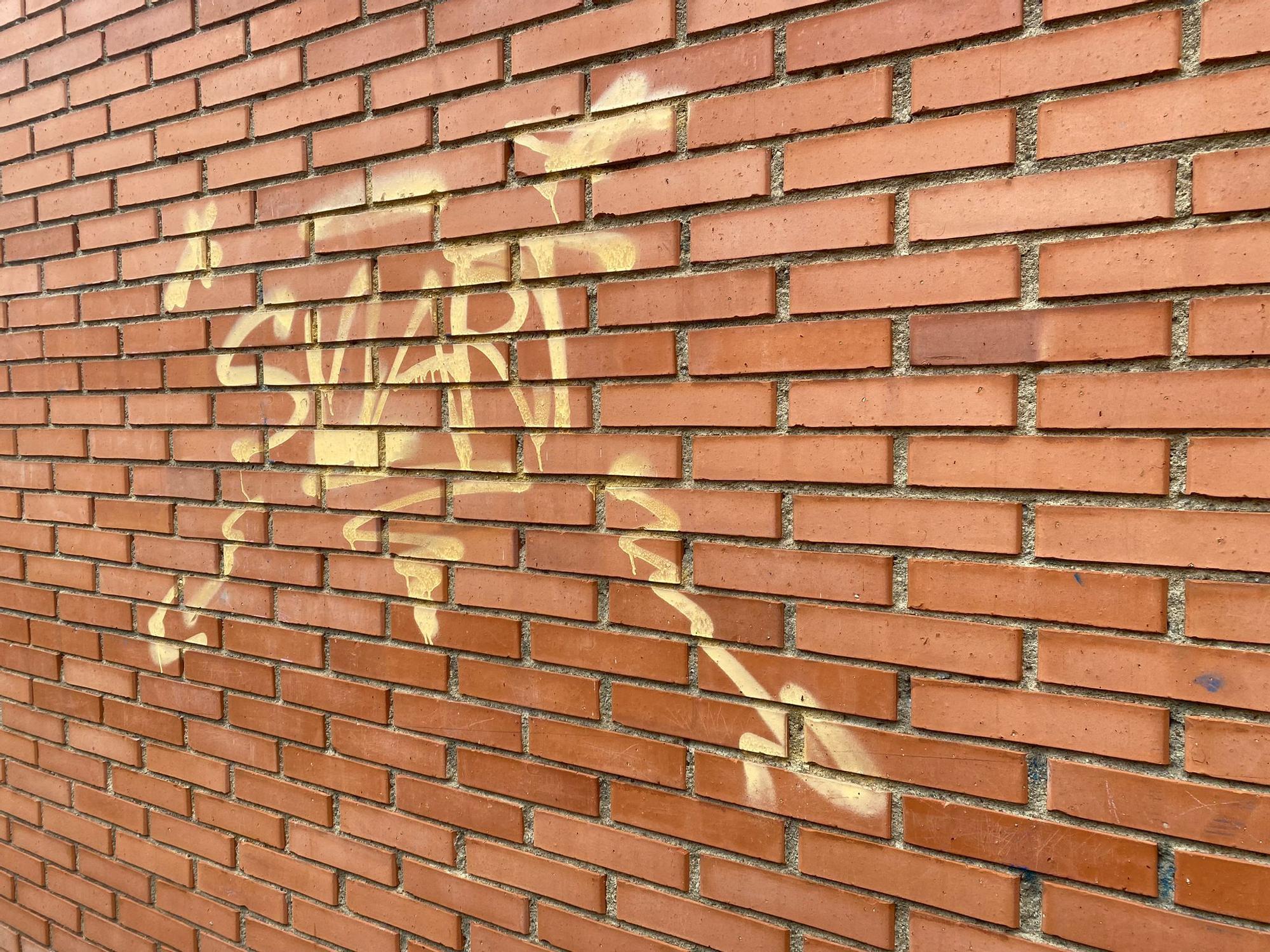 Destrozan a pedradas los cristales de las ventanas del colegio de Lugo de Llanera, lleno también de pintadas e insultos en las fachadas