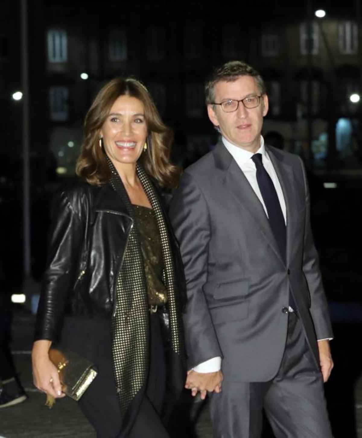 Feijóo y Eva Cárdenas a su llegada al cóctel de la boda de Marta Ortega y Carlos Torretta.