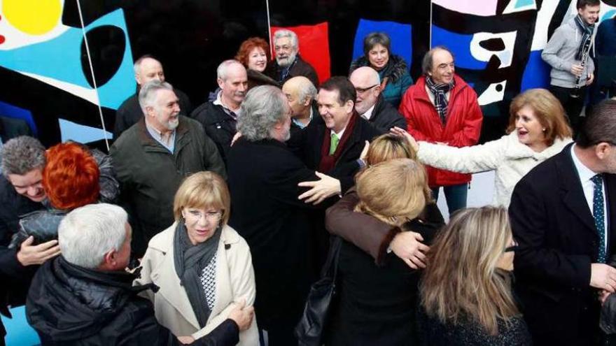 Concejales y ciudadanos se fundieron en múltiples abrazos . // R.Grobas