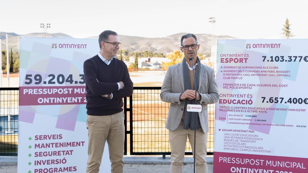 El regidor de Hacienda, Juan Pablo Úbeda, y el regidor de Educación y Deportes, Ferran Gandia, visitaron el Polideportivo Municipal.