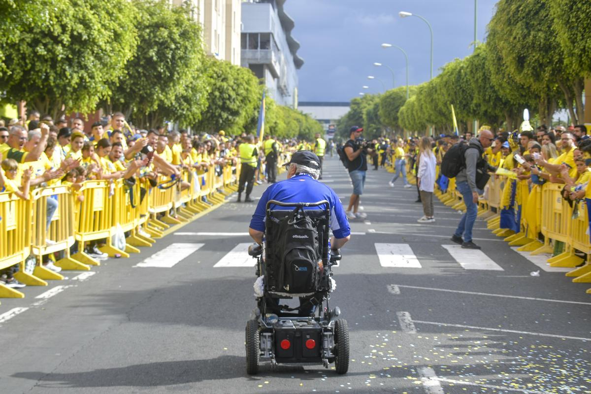 Un seguidor de la UD pasa por Fondos de Segura en silla de ruedas.