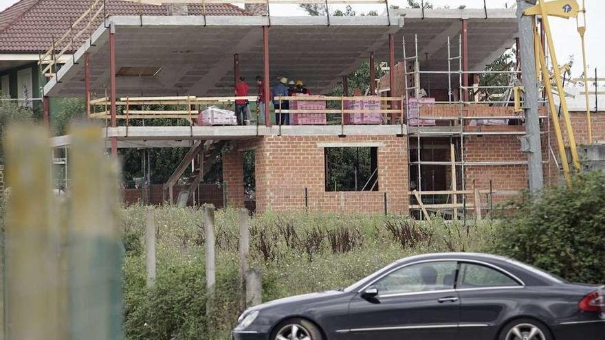 El chalé en construcción donde ocurrió el accidente, en la parroquia de Granda.