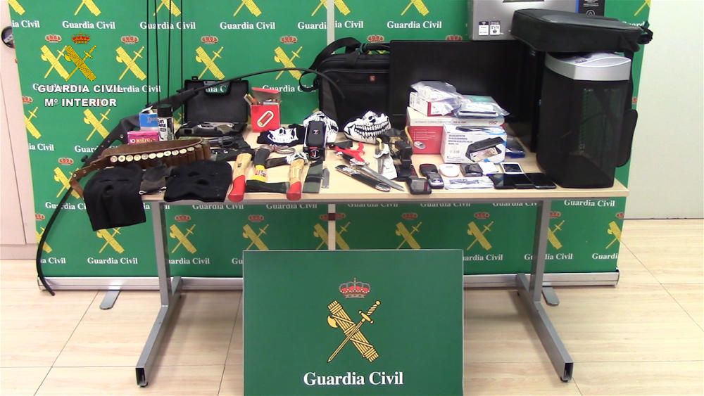 La Guardia Civil detiene a los cinco responsables de una organización criminal especializada en estafas a través de Internet