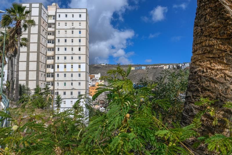 28-04-20  LAS PALMAS DE GRAN CANARIA. BARRIO DE TRES PALMAS. LAS PALMAS DE GRAN CANARIA. Humedades en uno de los Bloque del barrio de Tres Palmas por la rotura de una tubería y que esta afectando a varias viviendas.  Fotos: Juan Castro.  | 28/04/2020 | Fotógrafo: Juan Carlos Castro