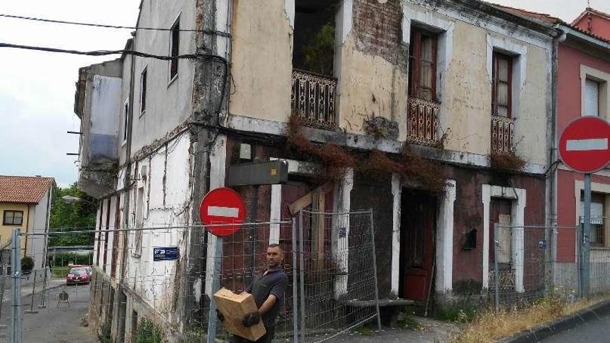 Cruce de las calles Lameiro y Salvador Allende, en Nós, antes y después del derribo de la construcción en ruinas.