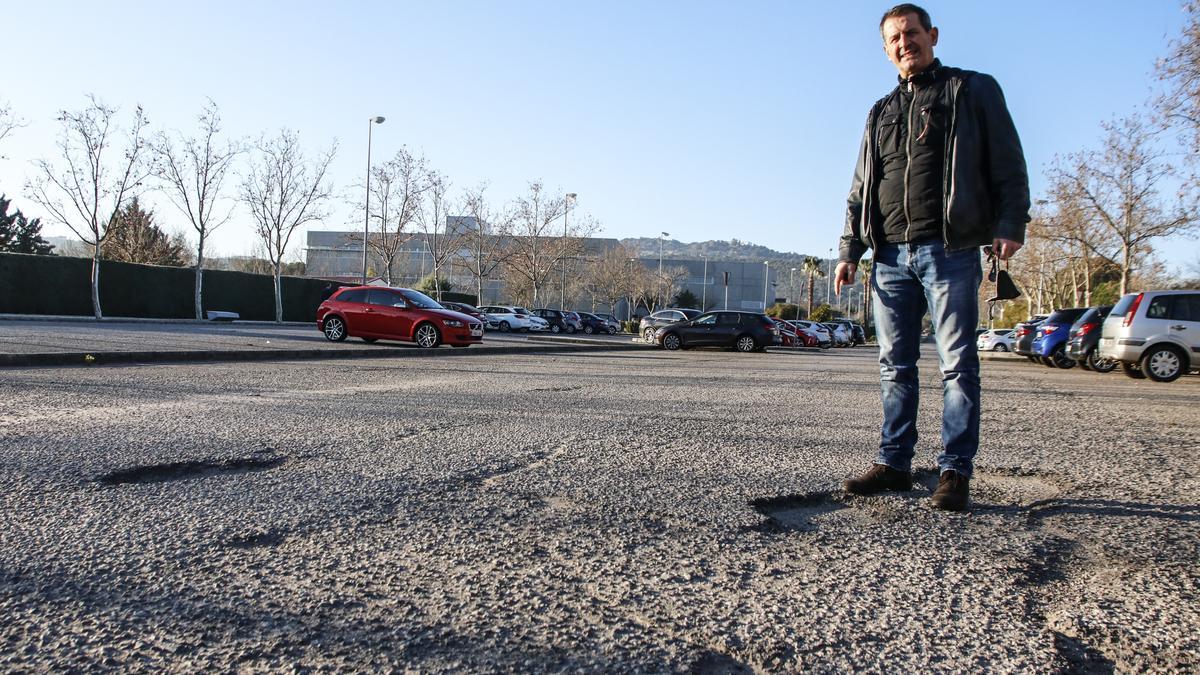 El profesor muestra los socavones en el campus universitario de Cáceres.