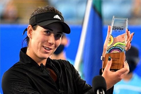 Muguruza muestra su trofeo de finalista en Melbourne.