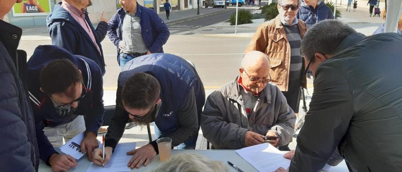 Recogida de firmas en Benimàmet del pasado 29 de febrero.