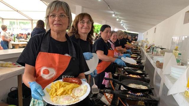 Las cocineras muestran uno de los platos, ayer, durante la fiesta.