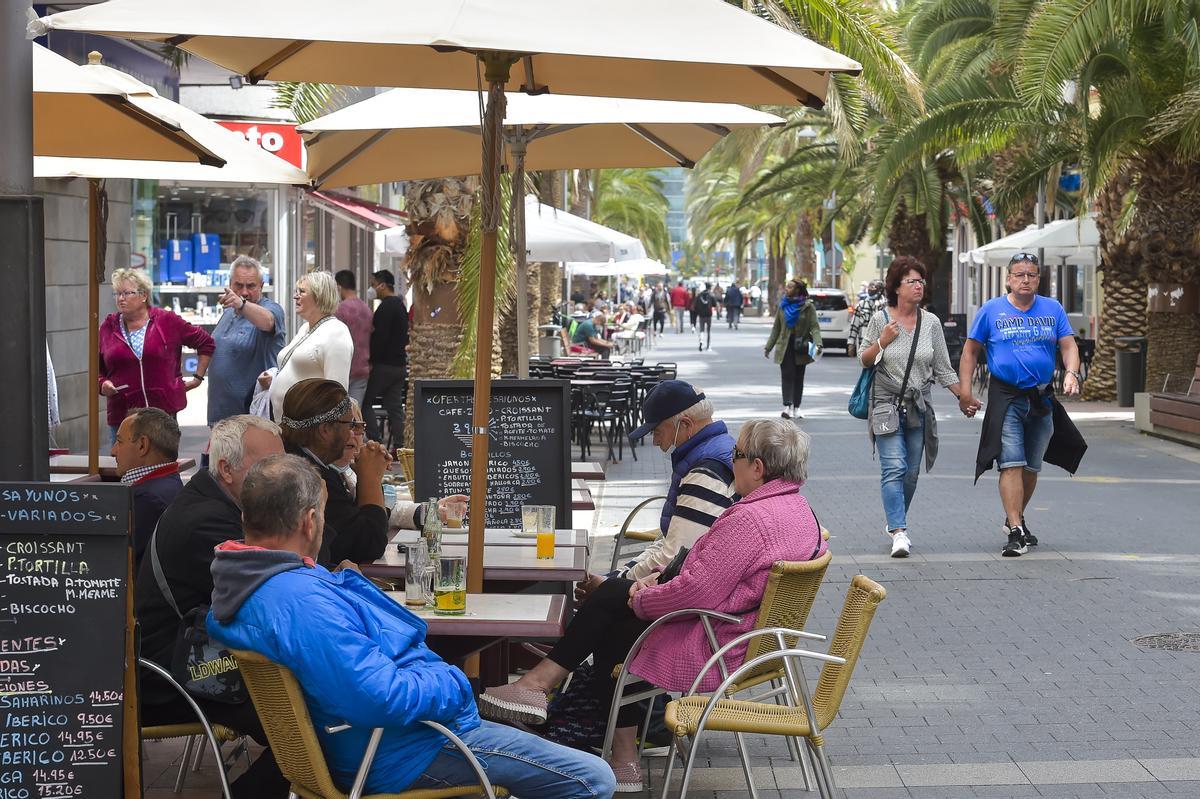 Varios turistas sentados en una terraza del Archipiélago.