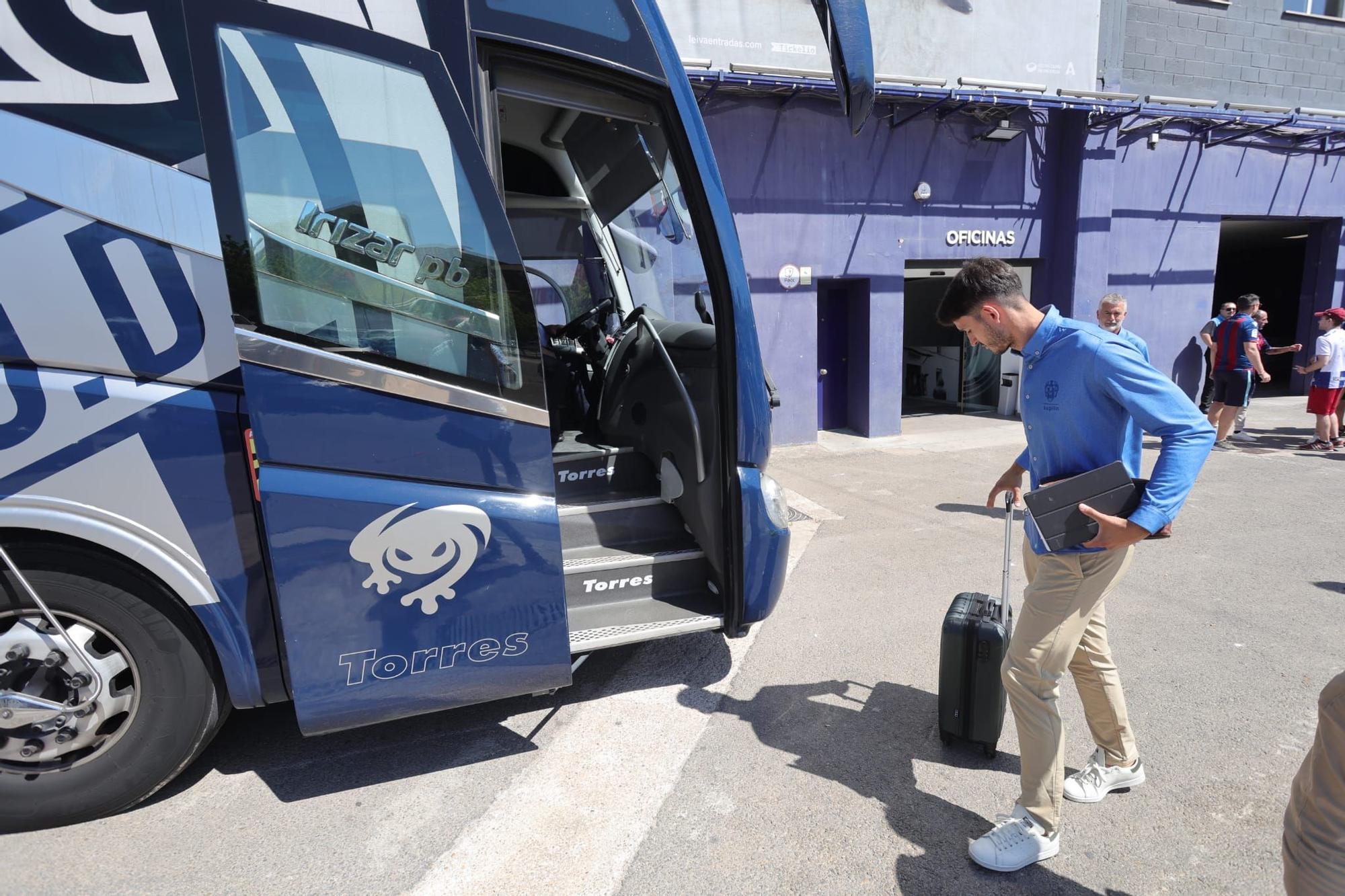 Algunos aficionados desean suerte al Levante UD antes de viajar a Buegos