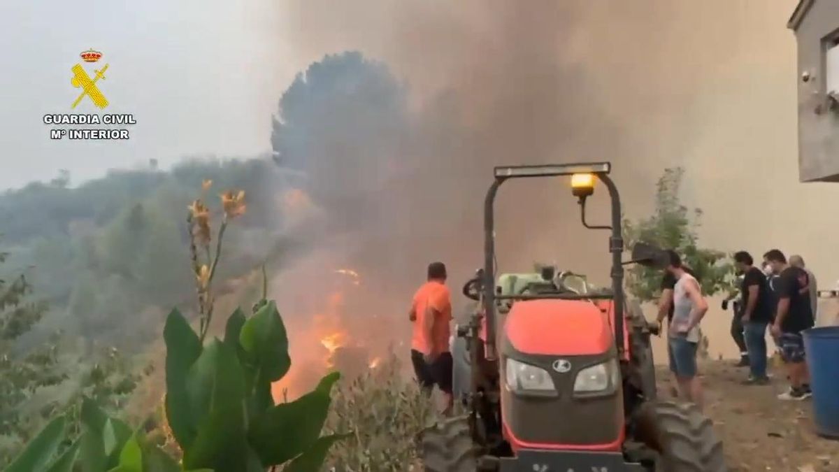 La Guardia Civil y los vecinos de Hervás intentan sofocar el fuego, próximo a sus viviendas