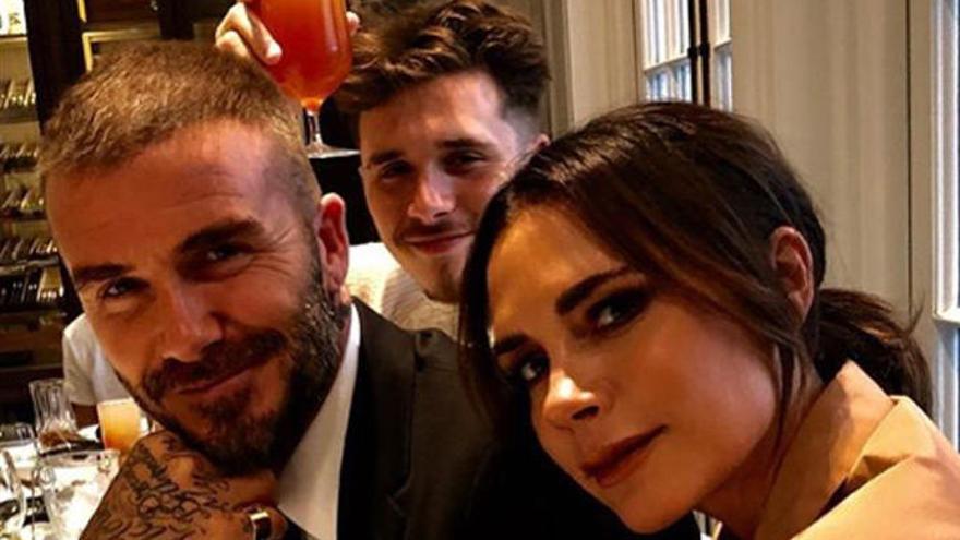 Beckham junto a su mujer y su hijo.