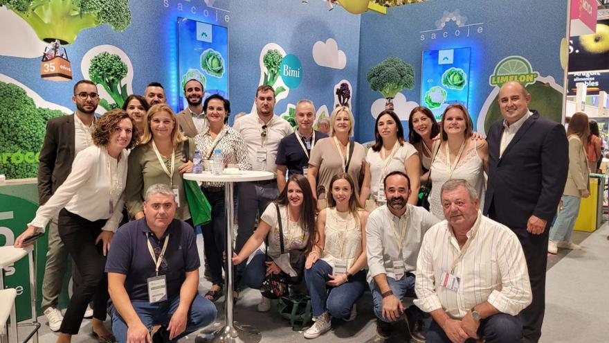 Miembros de la cooperativa en el stand de Fruit Attraction 2023.  | SACOJE