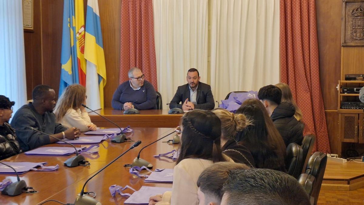 La recepción de los alumnos por parte del Alcalde y el concejal de empleo.