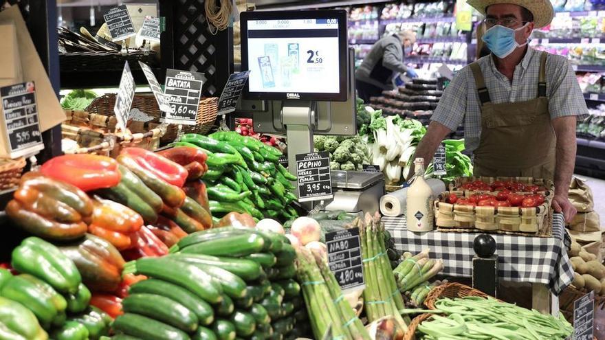 Empleado de un supermercado con mascarilla.