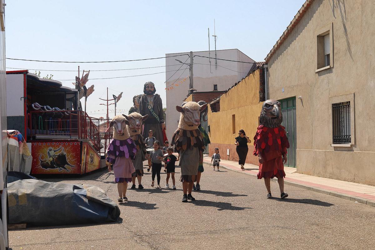 GALERÍA | Pasacalles de gigantes y cabezudos en Vilaralbo