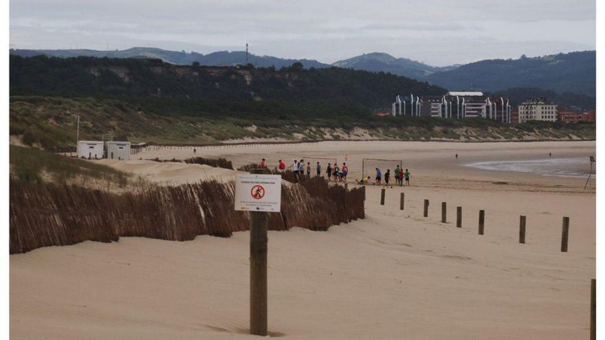 Casi tres kilómetros de captadores de arena para salvar las dunas de San Juan-El Espartal