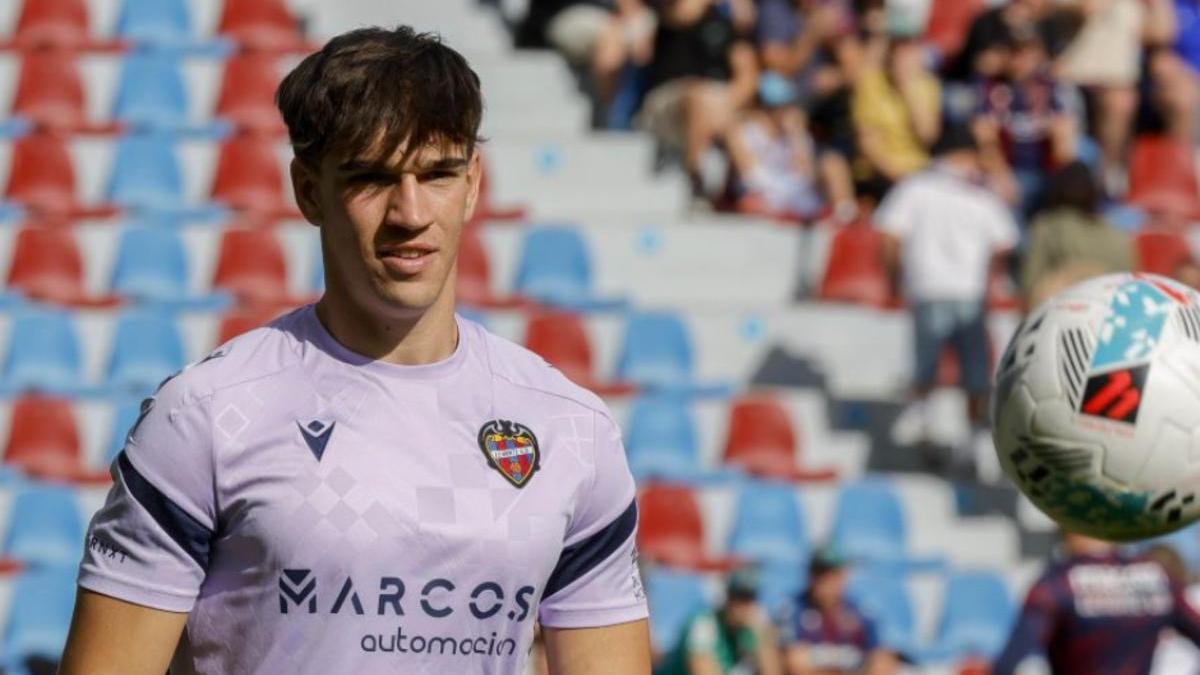 Carlos Espí, en el calentamiento previo al encuentro ante el Celta de Vigo