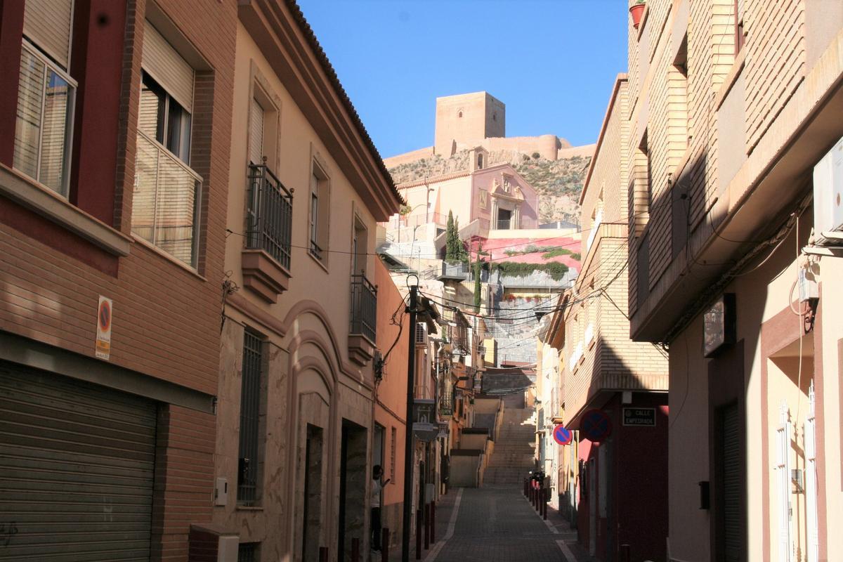 En lo más alto, y bajo la Torre Alfonsina del Castillo, la ermita de San Roque y San Sebastián, sede del Museo del Belén.