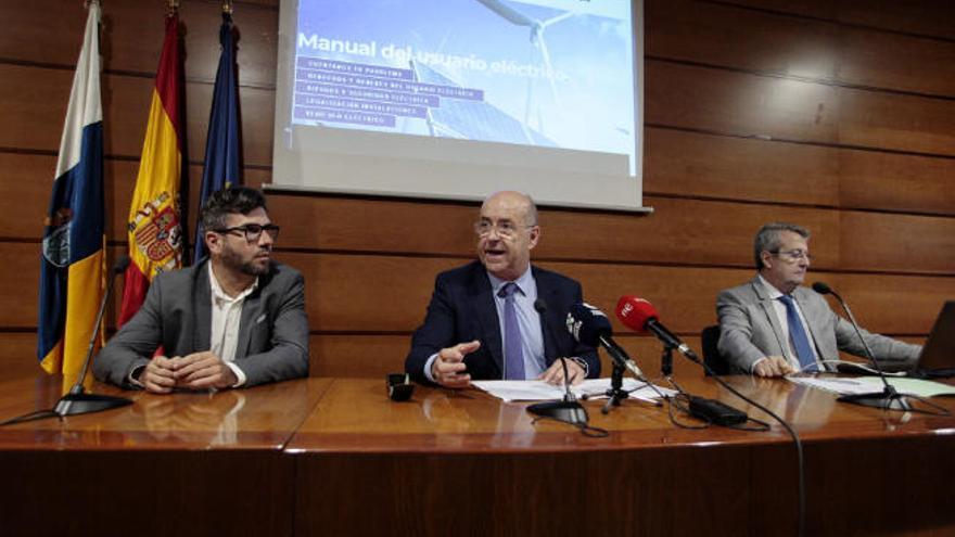 Justo Artiles, director general de Industria, Pedro Ortega, consejero de Economía, y Juan Antonio León, jefe del servicio de Instalaciones Energéticas, ayer.