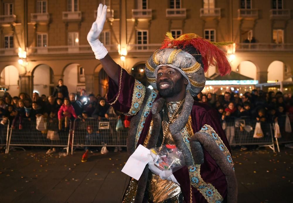 Los Reyes Magos recorren la ciudad desde O Castrillón hasta la plaza de María Pita.